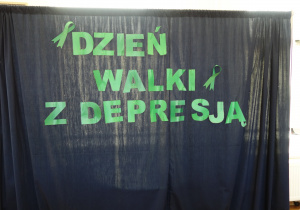 Zielony napis na granatowym płótnie "Dzień Walki z Depresją"