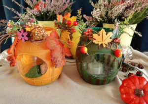 Kolorowe lampiony wykonane podczas warsztatów rękodzieła.