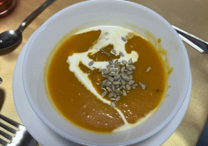 Talerz z zupą dyniowa.