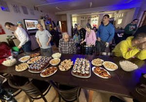 Stół zastawiony różnego rodzaju przekąskami.