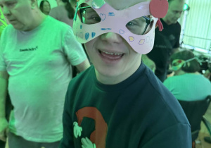 Mężczyzna w masce na oczach.