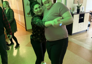 Dwie tańczące kobiety.