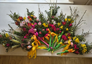 Kolorowe palmy wielkanocne wykonane podczas warsztatów rękodzieła artystycznego.