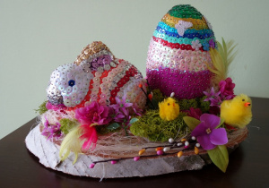 królik i jajko z cekinów -dekoracja