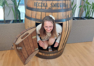 Kobieta wygląda z beczki