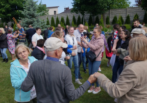 Duża grupa dorosłych osób
