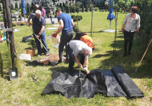 Mężczyżni pracuja w ogrodzie