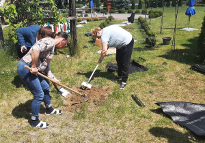 Kobiety pracuja w ogrodzie