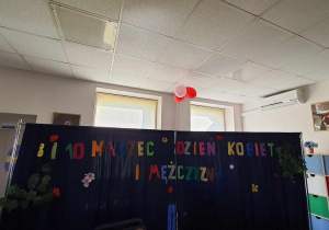 Napis Dzień Kobiet i Mężczyzn na granatowym tle