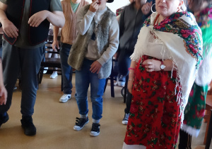 Grupa osób ubrana w góralskie stroje.